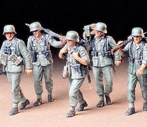 German Machine Gun Crew On Maneuver kit 35 Scale Tamiya 35184