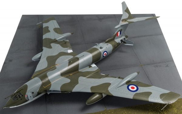 Base 1 Airfix Handley Page Victor B-2 A12008