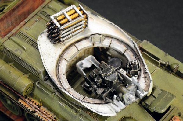 detail Italeri T34/85 Zavod 183 Mod 1944 Model Kit 6545