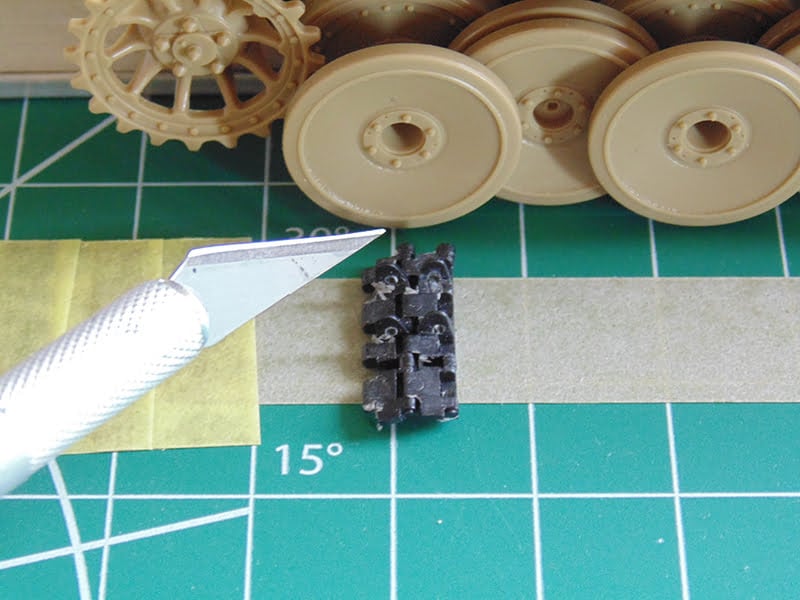 two links with road wheels, tape and pointer