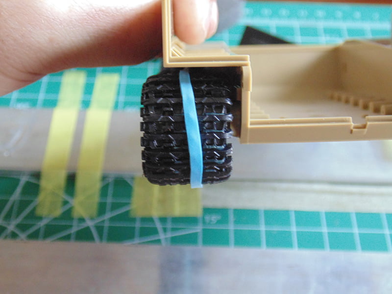 blue rubber band in center of track
