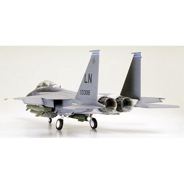 Tamiya Boeing F-15E Strike Eagle with Bunker Buster 1:32 Scale 60312