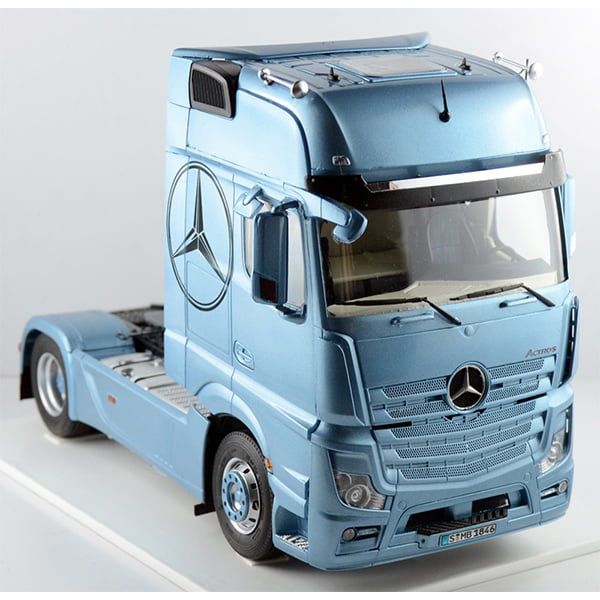 Italeri Mercedes Benz Actros MP4 Gigaspace 1/24 Scale 3905