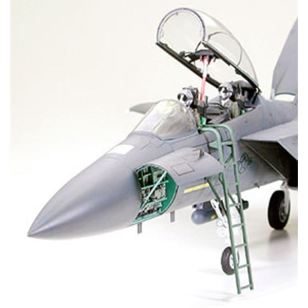 Tamiya Boeing F-15E Strike Eagle with Bunker Buster 1:32 Scale 60312