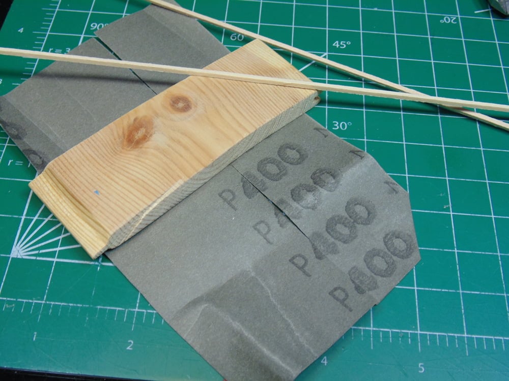 P400 Mr Hobby Sandpaper with Wood Block and Stripes