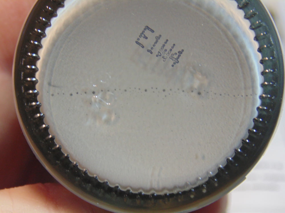 Bottom of primer jar with a consistent bubble line