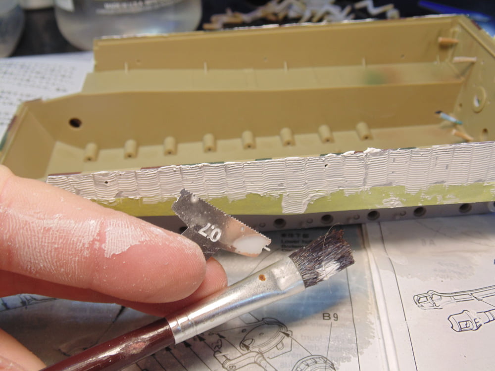 Fingers holding tool with brush and coated hull