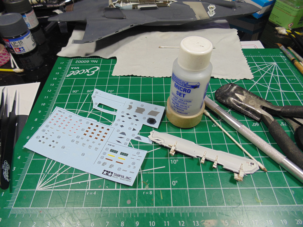Microscale Micro SET with door assembly and decal sheet