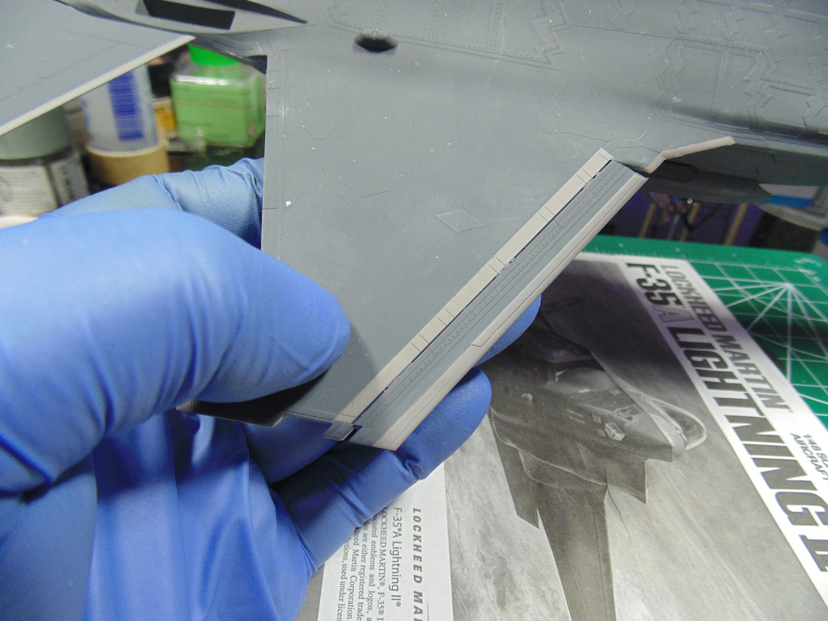 Holding the right-wing leading edge attached part