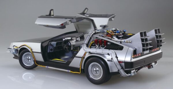 Aoshima DeLorean Time Machine from Back To The Future Part I 1/24 Scale 06436