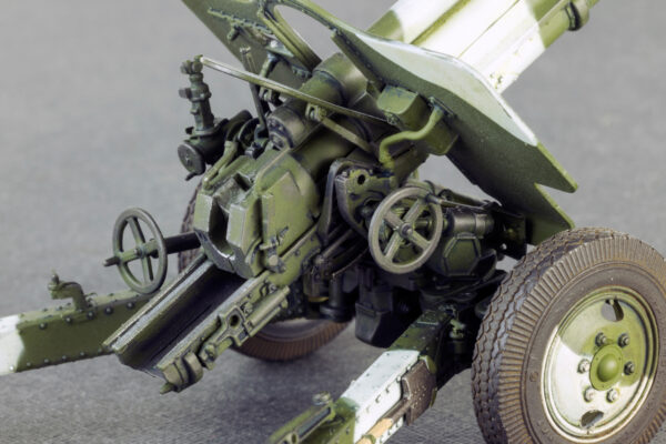 Miniart USV-BR 76-mm Gun Mod 1941 with Limber and Crew 1/35 Scale 35129