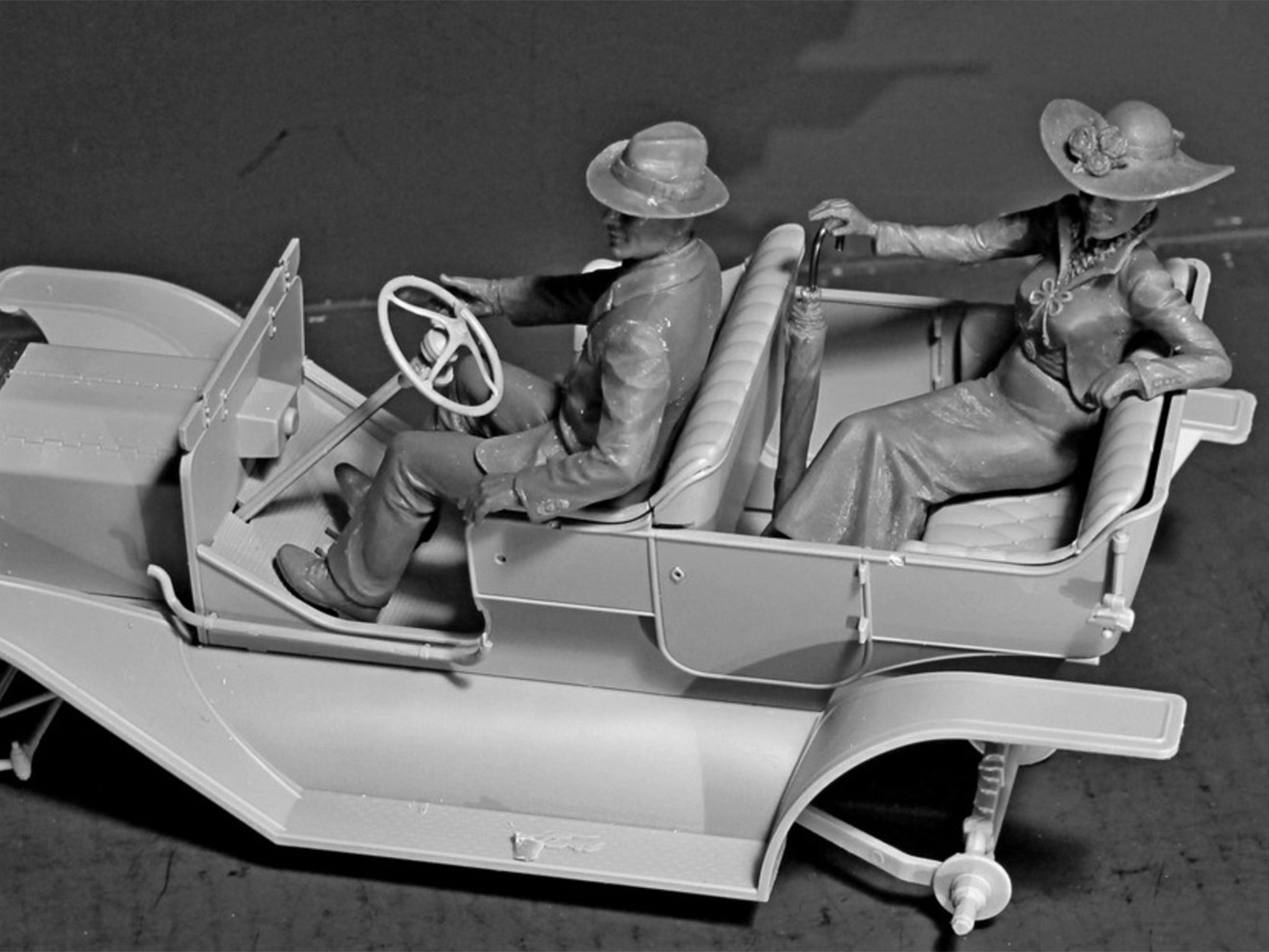 ICM American Motorists 1910s with male and female Figures 1/24 Scale 24013