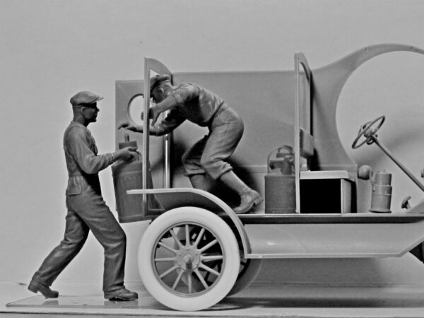 ICM American Gasoline Loaders 1910s with 2 Figures 1/24 Scale 24018