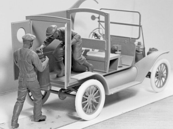 ICM American Gasoline Loaders 1910s with 2 Figures 1/24 Scale 24018