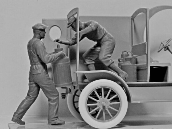 ICM American Gasoline Loaders 1910s with 2 Figures 1/24 Scale 24018