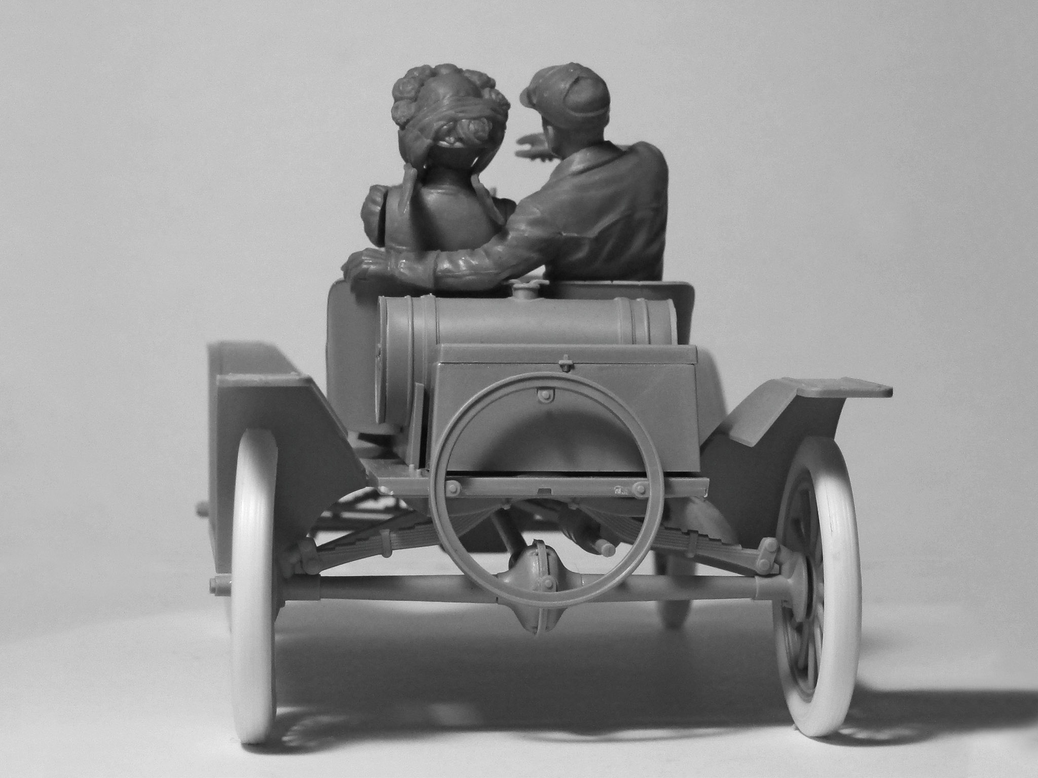 ICM American Sport Car Drivers 1910s with male and female Figures 1/24 Scale 24014