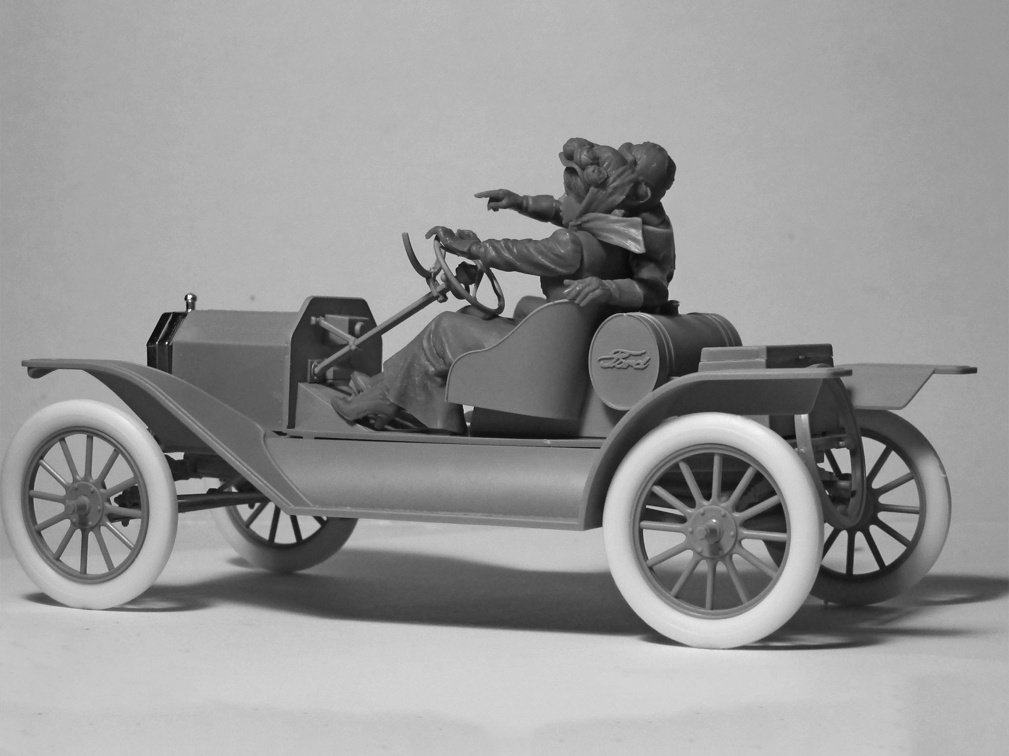 ICM American Sport Car Drivers 1910s with male and female Figures 1/24 Scale 24014