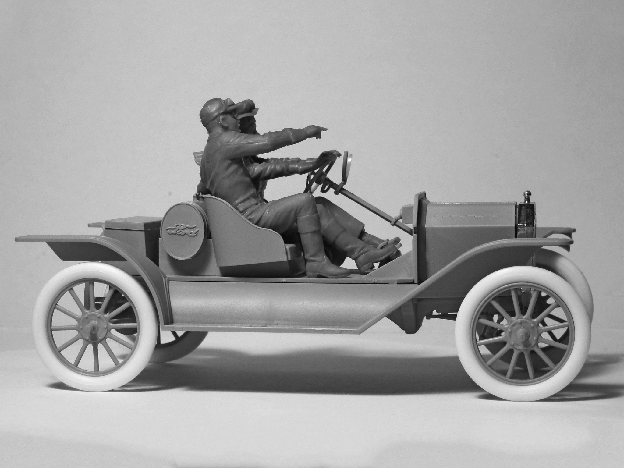 ICM American Sport Car Drivers 1910s with male and female Figures 1/24 Scale 24014