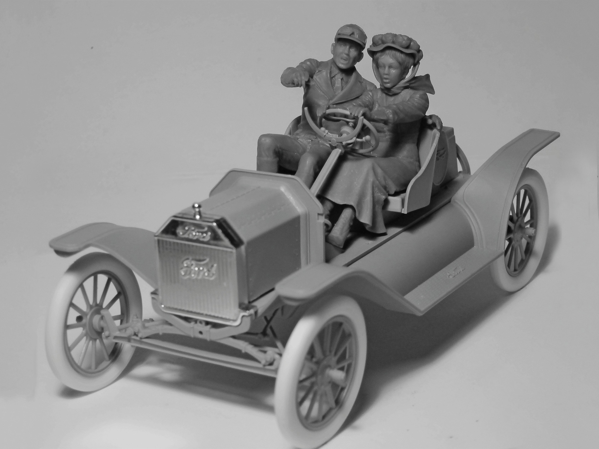 ICM American Sport Car Drivers 1910s with male and female Figures 1/24 Scale 24014