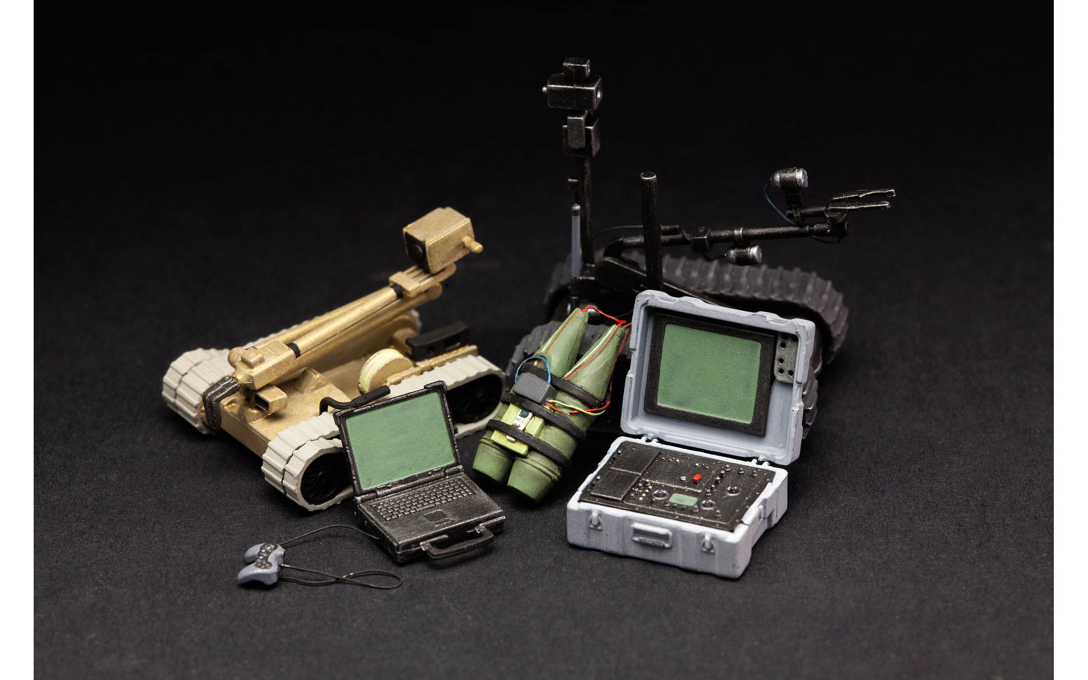 Meng US Explosive Ordnance Disposal Specialists and Robots 1/35 Scale HS-003