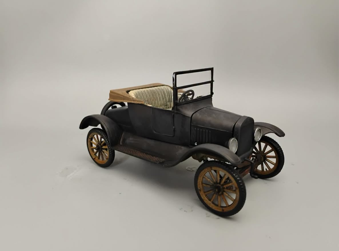AMT 1925 Ford Model T Panel with Coca-Cola Collector Tin 1/25 Scale 1523 Model T Front View