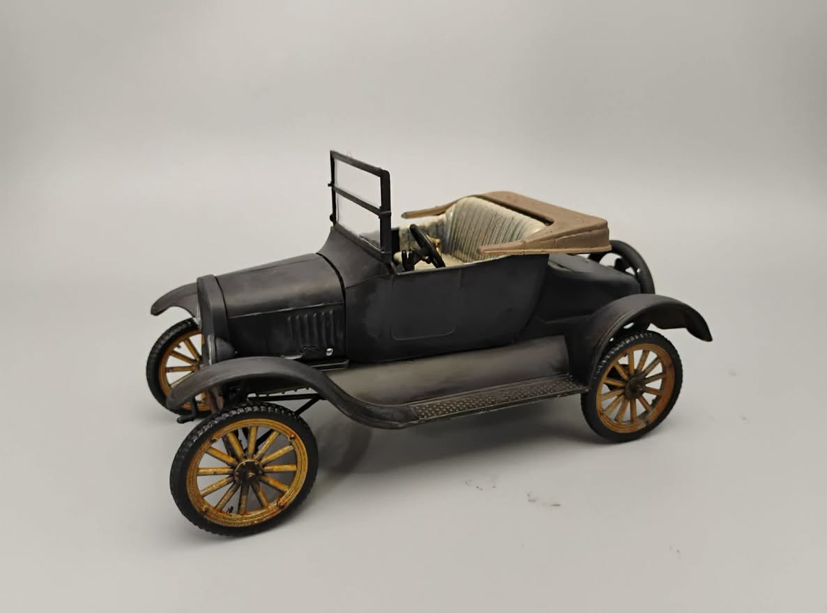 AMT 1925 Ford Model T Panel with Coca-Cola Collector Tin 1/25 Scale 1523 Model T