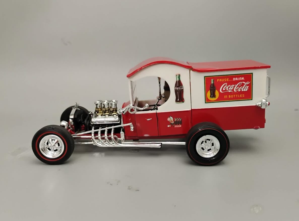 AMT 1925 Ford Model T Panel with Coca-Cola Collector Tin 1/25 Scale 1523 Side View