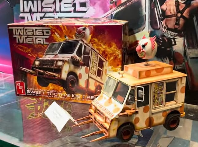 AMT Twisted Metal Sweet Tooth Ice Cream Van 1/25 Scale 1567 Box and Completed Model