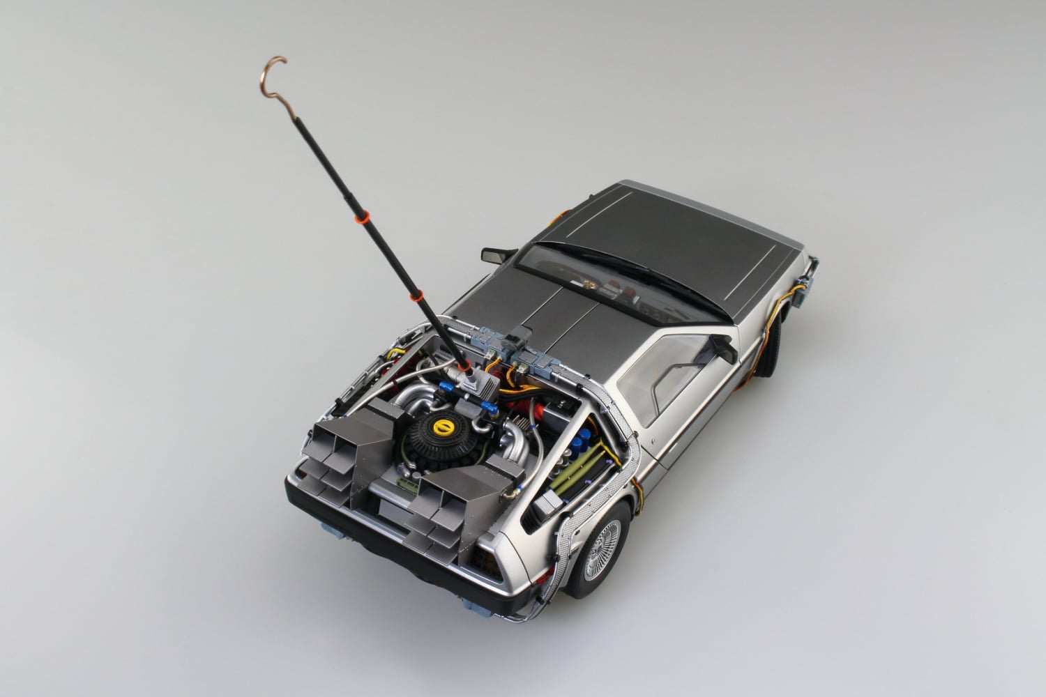Aoshima DeLorean Time Machine from Back to the Future Part I with Marty Mcfly Figure 1/24 Scale 20594 Pre-Order 1st Quarter 2027 Availability – Image 6