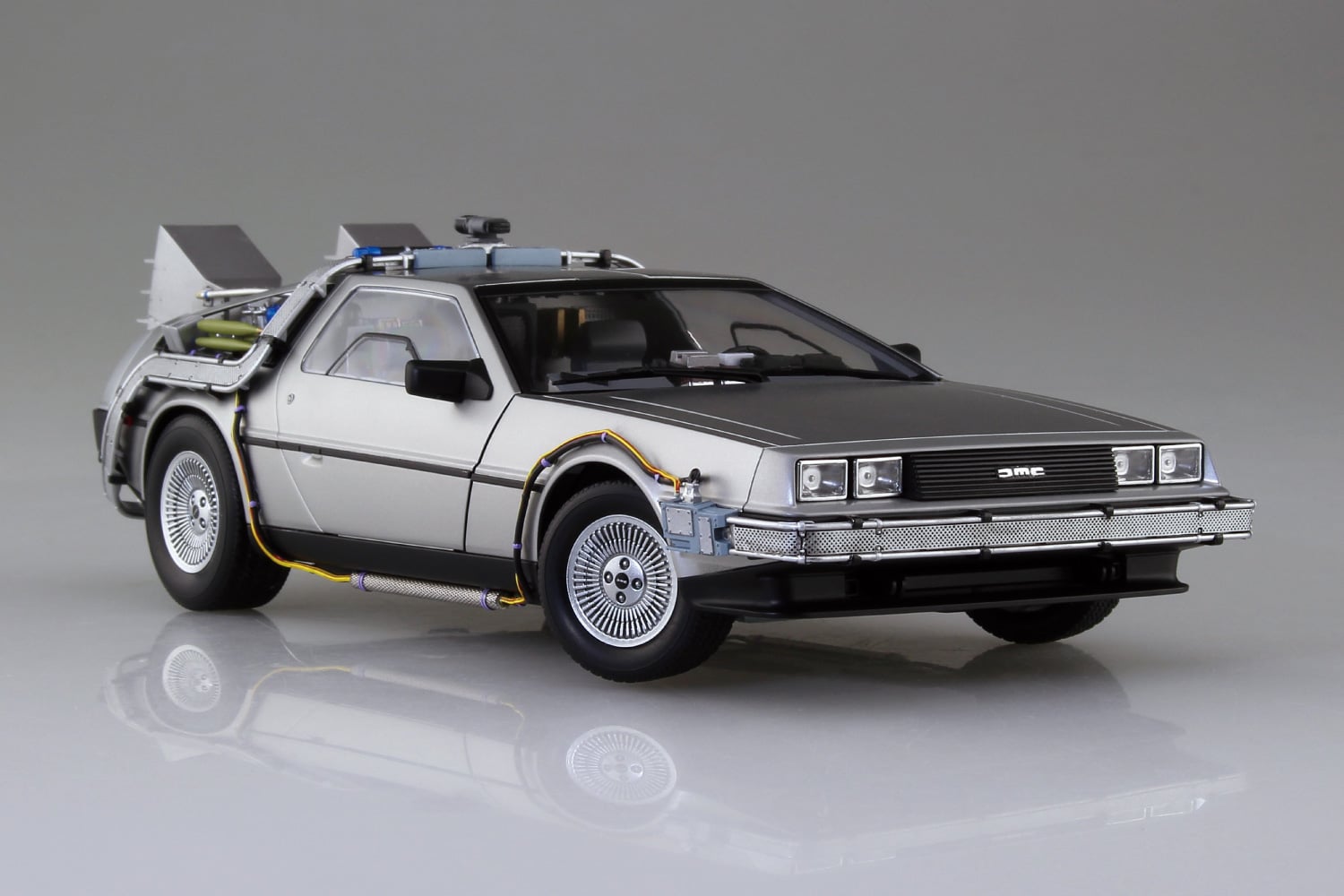 Aoshima Time Machine from Back to the Future Part I with Marty Mcfly Figure 1/24 Scale 20594