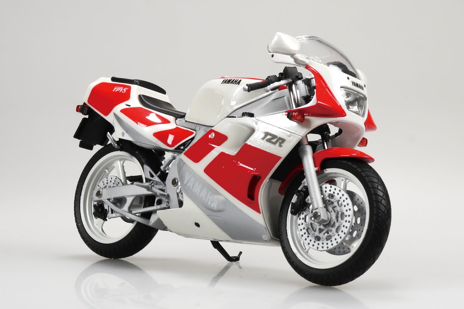Aoshima Diecast Yamaha TZR250 1989 VMAX Silky White/Fine Red Motorcycle 1/12 Scale 11214